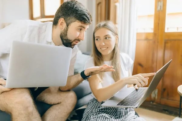 Couple-Looking-at-Laptop-Computer-Screen