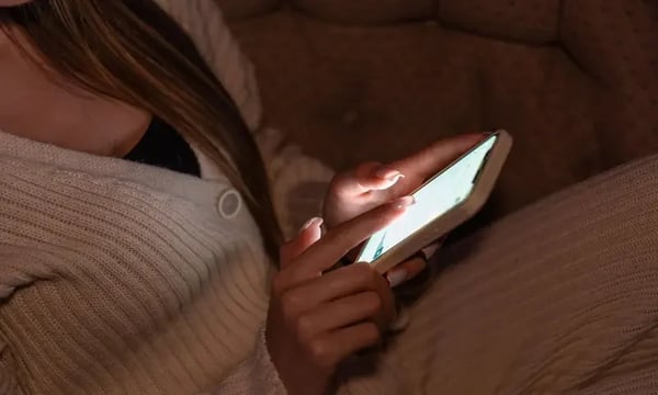 Jeune-femme-tapant-sur-un-smartphone