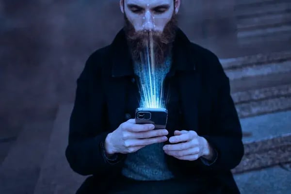 Hombre con barba usando un escaneo facial en su smartphone para medir la distancia pupilar (DP) antes de un probador virtual de gafas.