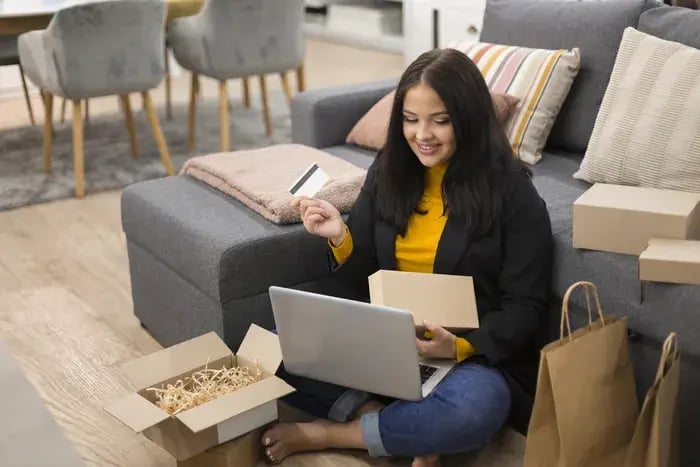 Cliente che riceve occhiali ordinati online dopo aver selezionato le montature digitalmente.