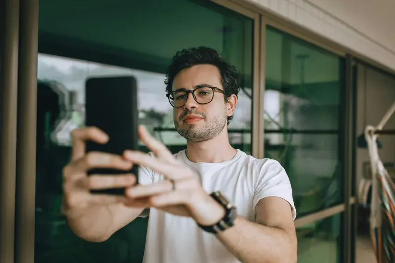 Probador virtual en e-commerce de gafas: cómo implementarlo en 2026